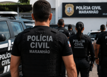 Policiais civis do Maranhão em frente a uma delegacia durante operação, representando os concursos da Polícia Civil MA 2026.