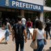 Candidatos chegam a prédio da prefeitura para participar de concurso público.
