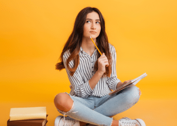 Estudante pesquisando informações sobre concursos de prefeituras com inscrições abertas e salários de até R$ 19 mil.
