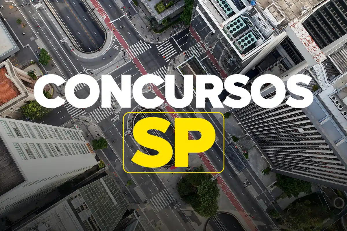 Concursos SP: Prefeitura anuncia 122 vagas com salários de até R$ 9,6 mil Vista aérea de cidade com texto “Concursos SP” destacando oportunidades de concursos públicos em São Paulo.