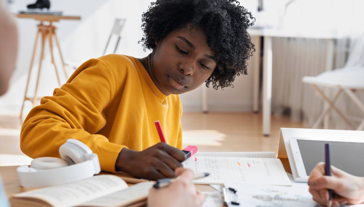 Concurso unificado do Piauí terá salários de até R$ 12 mil Candidata estuda com livros, caderno e tablet para se preparar para concurso público no Piauí.