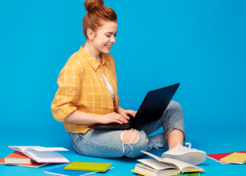 Candidata estuda pelo notebook para concursos públicos de nível superior em 2026.