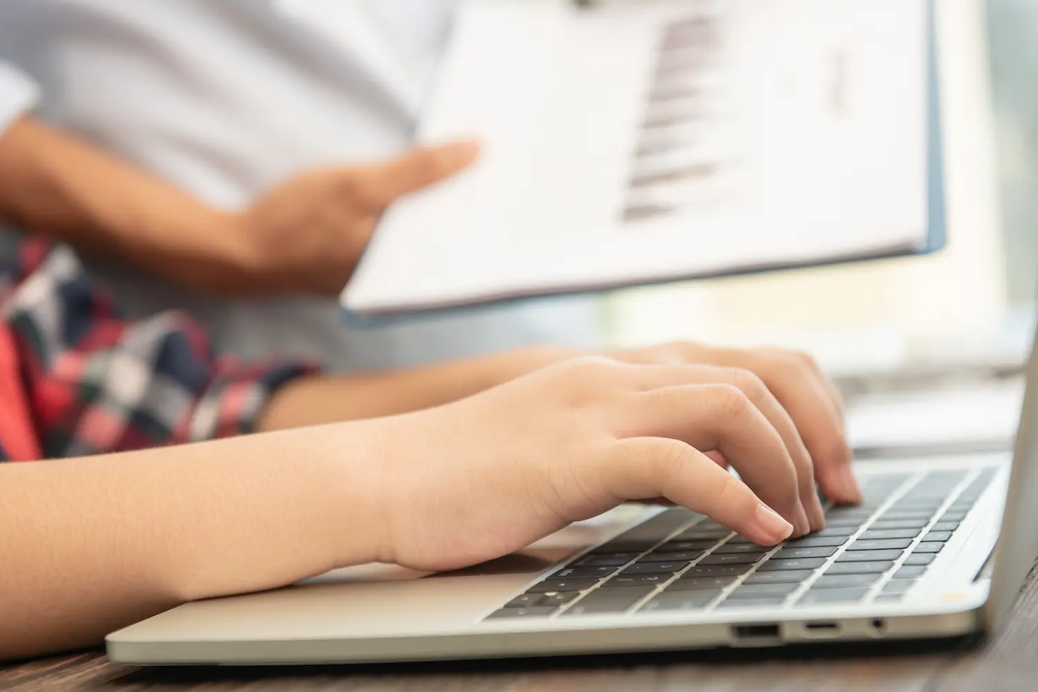 Inscrições para concursos municipais em São Paulo terminam nesta quinta-feira (23) Pessoa realiza inscrição em concurso público por meio de um notebook.