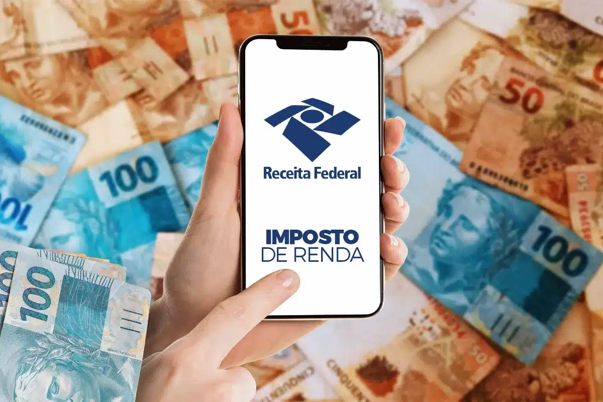 Consulta da restituição do Imposto de Renda 2026 - Canais da Receita Federal Pessoa segurando celular com informações sobre o Imposto de Renda 2026 na tela, com notas de real ao fundo, representando a consulta da restituição em 2026.