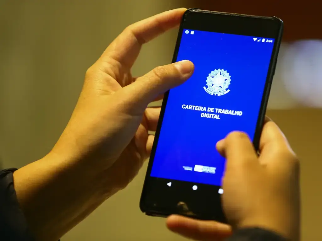 Abono Salarial PIS/Pasep 2026 - Consulta pela Carteira de Trabalho Digital Carteira de Trabalho Digital sendo acessada pelo celular para consulta do Abono Salarial PIS/Pasep 2026