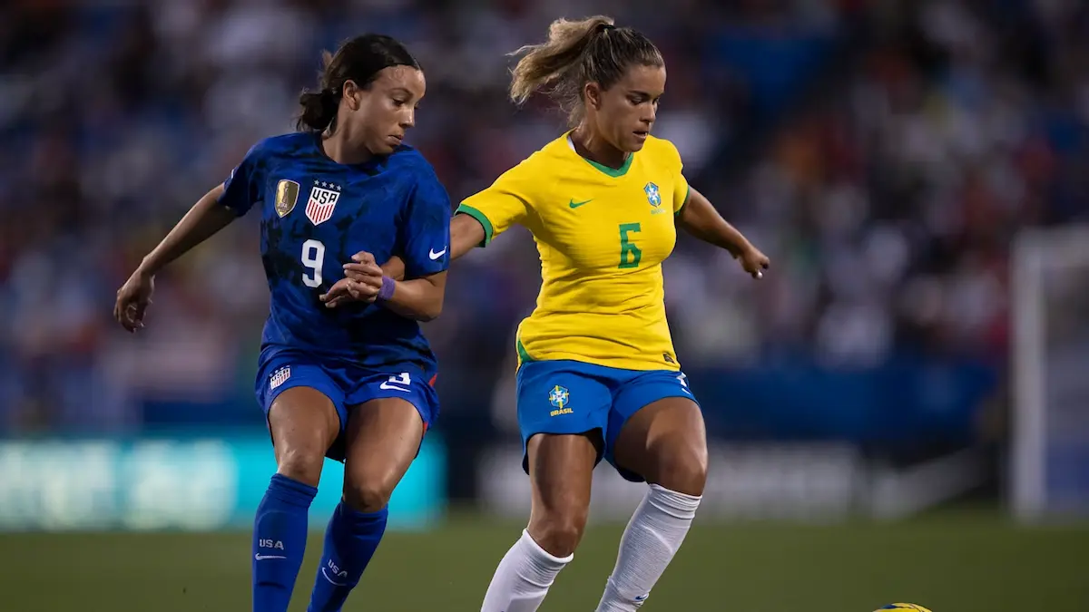 Copa do Mundo Feminina 2027 Seleções feminina do Brasil e Estados Unidos em disputa durante partida de futebol pela Copa do Mundo Feminina.