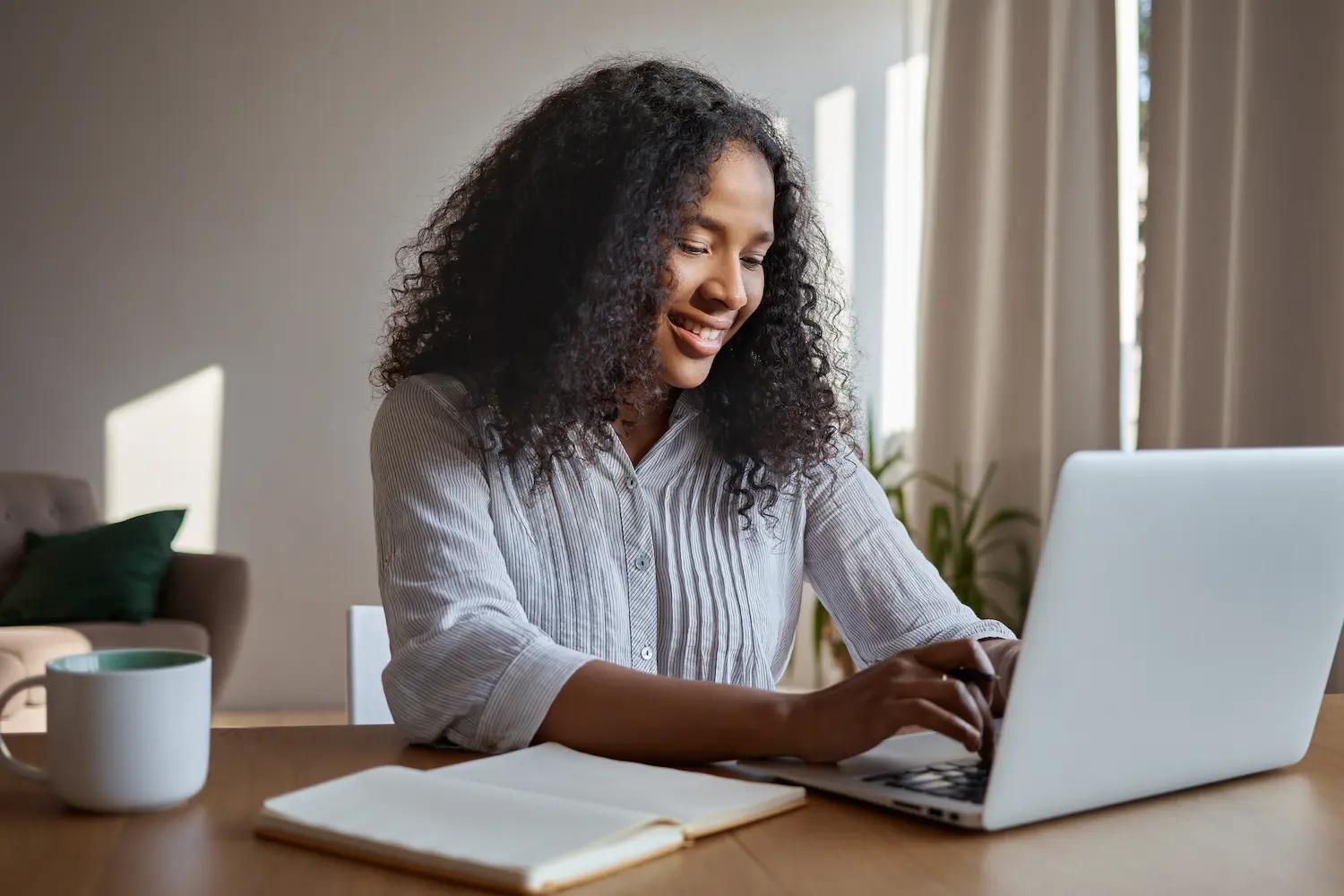 Corretor de redações do Enem 2026 Mulher realizando atividade de correção de redação do Enem 2026 em notebook, representando o trabalho de avaliadores selecionados pelo Cebraspe.