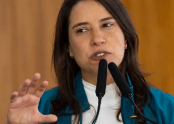 Governadora de Pernambuco durante anúncio sobre novas regras de cotas em concursos públicos.