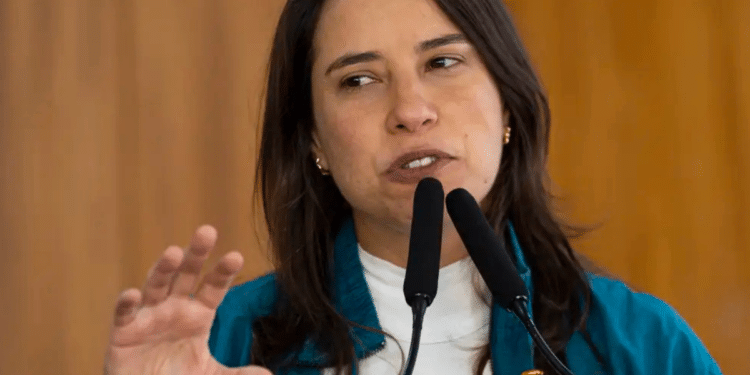 Governadora de Pernambuco durante anúncio sobre novas regras de cotas em concursos públicos.