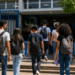 Estudantes entrando em instituição de ensino superior durante o processo do Fies 2026 do segundo semestre.