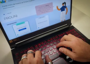 Pessoa acessa o portal do Prouni 2026 pelo computador para consultar o cronograma e acompanhar as próximas etapas da seleção.