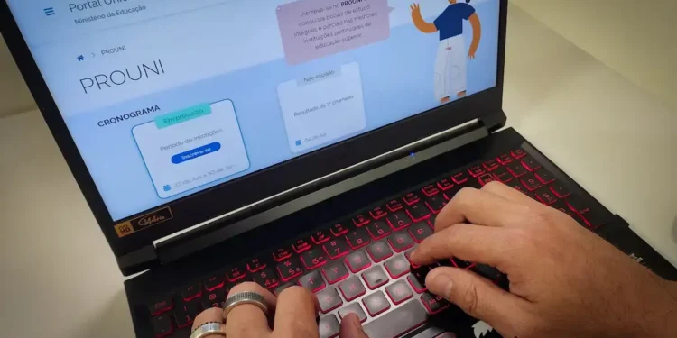 Pessoa acessa o portal do Prouni 2026 pelo computador para consultar o cronograma e acompanhar as próximas etapas da seleção.