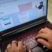 Pessoa acessa o portal do Prouni 2026 pelo computador para consultar o cronograma e acompanhar as próximas etapas da seleção.