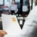Recrutador avalia currículo com foto durante uma entrevista de emprego.