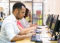 Homem estuda em laboratório de informática, um dos cursos técnicos que ajudam na carreira internacional