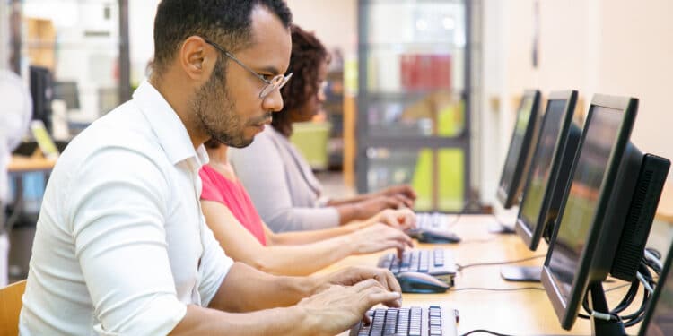 Homem estuda em laboratório de informática, um dos cursos técnicos que ajudam na carreira internacional