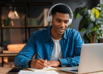 Estudante acompanha aula on-line pelo notebook, representando os novos cursos superiores EaD reconhecidos pelo MEC.