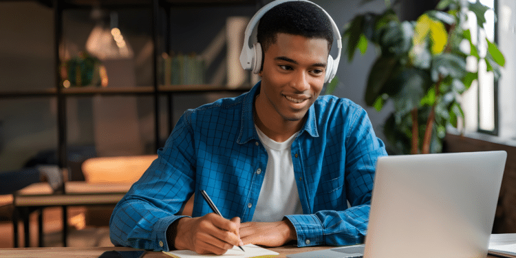 Estudante acompanha aula on-line pelo notebook, representando os novos cursos superiores EaD reconhecidos pelo MEC.