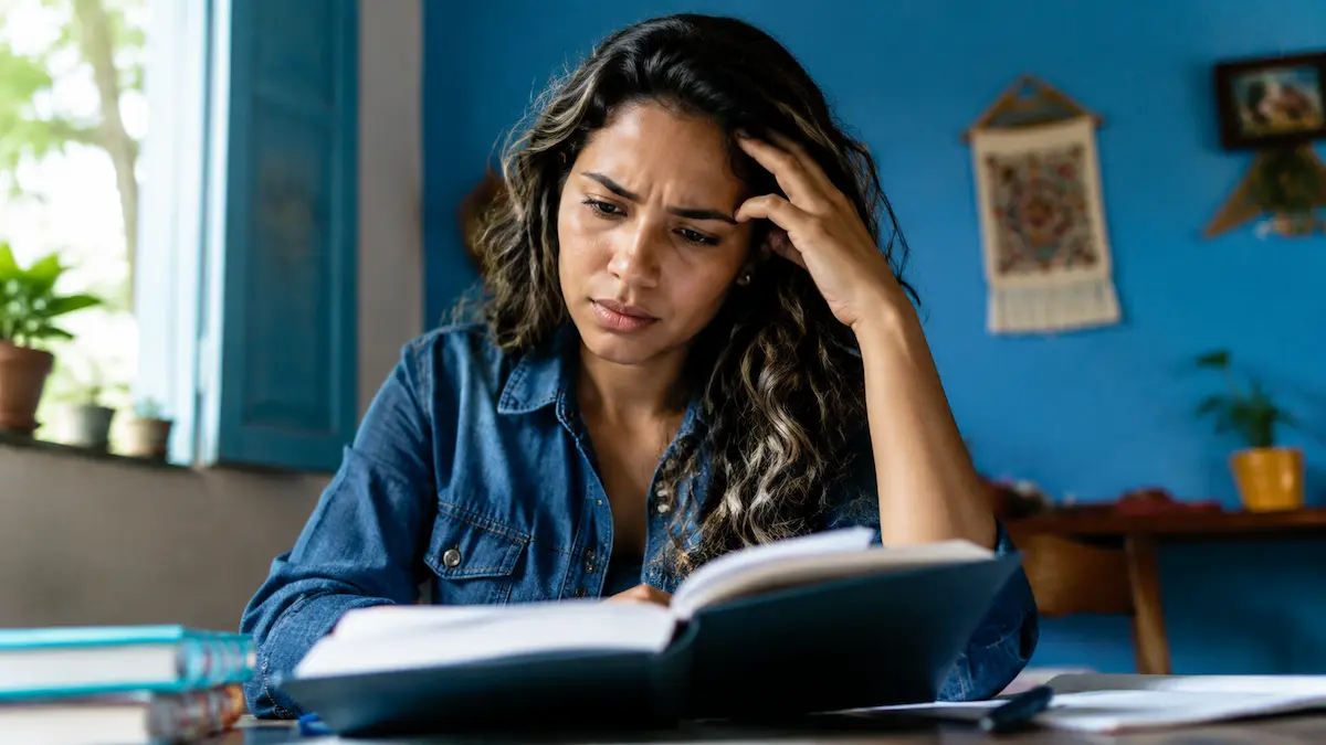 Desço, deço ou desso? Aprenda a forma correta de escrever Estudante com dúvida de escrita consulta livro para aprender a forma correta do verbo descer: desço.