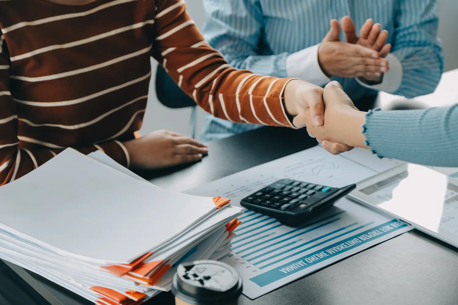 Desenrola 2.0 Pessoas negociando dívidas durante atendimento financeiro, representando as condições de renegociação do Desenrola 2.0, com descontos, juros e parcelamentos.