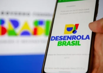 Celular exibindo a plataforma Desenrola Brasil, representando a prorrogação do prazo para renegociação de dívidas até 31 de agosto.