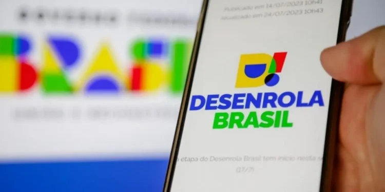 Celular exibindo a plataforma Desenrola Brasil, representando a prorrogação do prazo para renegociação de dívidas até 31 de agosto.