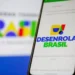 Celular exibindo a plataforma Desenrola Brasil, representando a prorrogação do prazo para renegociação de dívidas até 31 de agosto.