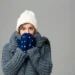 Pessoa agasalhada em ambiente de inverno refletindo sobre a dúvida gramatical se a palavra “frio” possui forma no diminutivo na língua portuguesa.