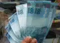 Notas de 100 reais representando valores esquecidos disponíveis para resgate no sistema do Banco Central