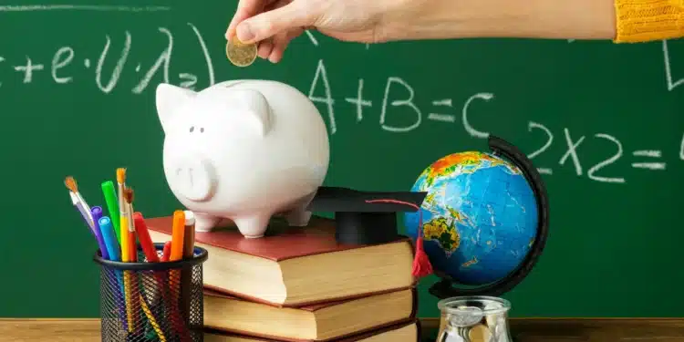 Cofrinho, livros e materiais escolares representam a inclusão da educação financeira nas salas de aula brasileiras.
