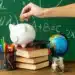 Cofrinho, livros e materiais escolares representam a inclusão da educação financeira nas salas de aula brasileiras.