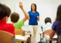 Professora em sala de aula com alunos durante atividade educativa sobre cidadania e formação escolar.