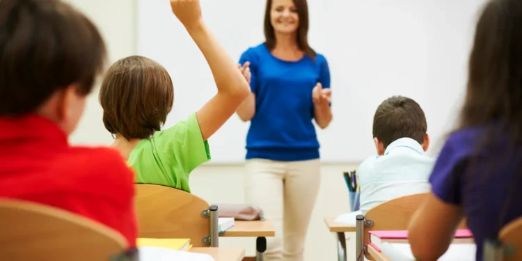 Professora em sala de aula com alunos durante atividade educativa sobre cidadania e formação escolar.