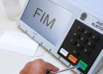 Urna eletrônica com teclado em braile representa a acessibilidade para eleitores com deficiência nas Eleições 2026.