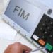 Urna eletrônica com teclado em braile representa a acessibilidade para eleitores com deficiência nas Eleições 2026.