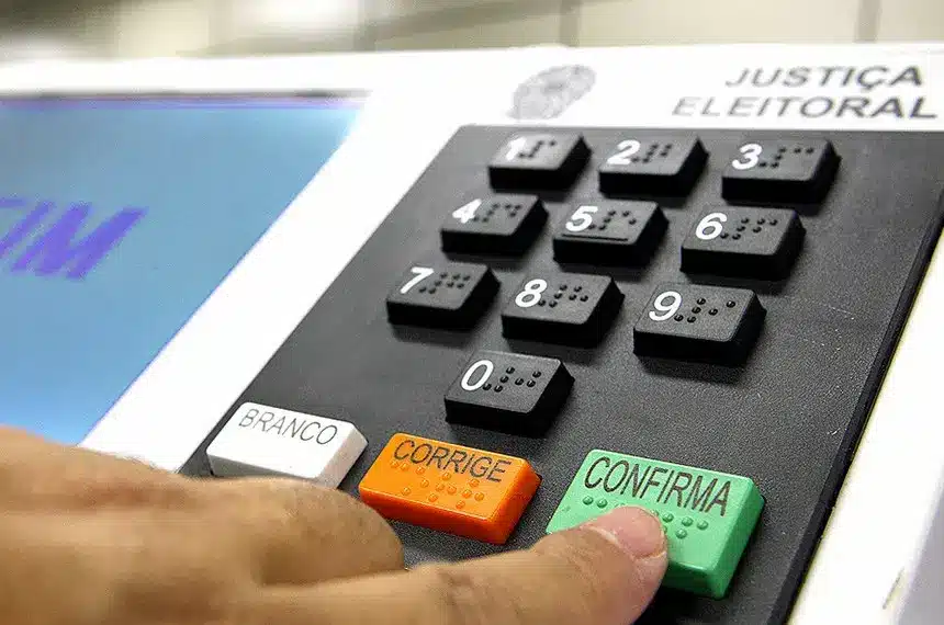 Eleições 2026 Urna eletrônica da Justiça Eleitoral representa as Eleições 2026 e as datas do primeiro e segundo turno.