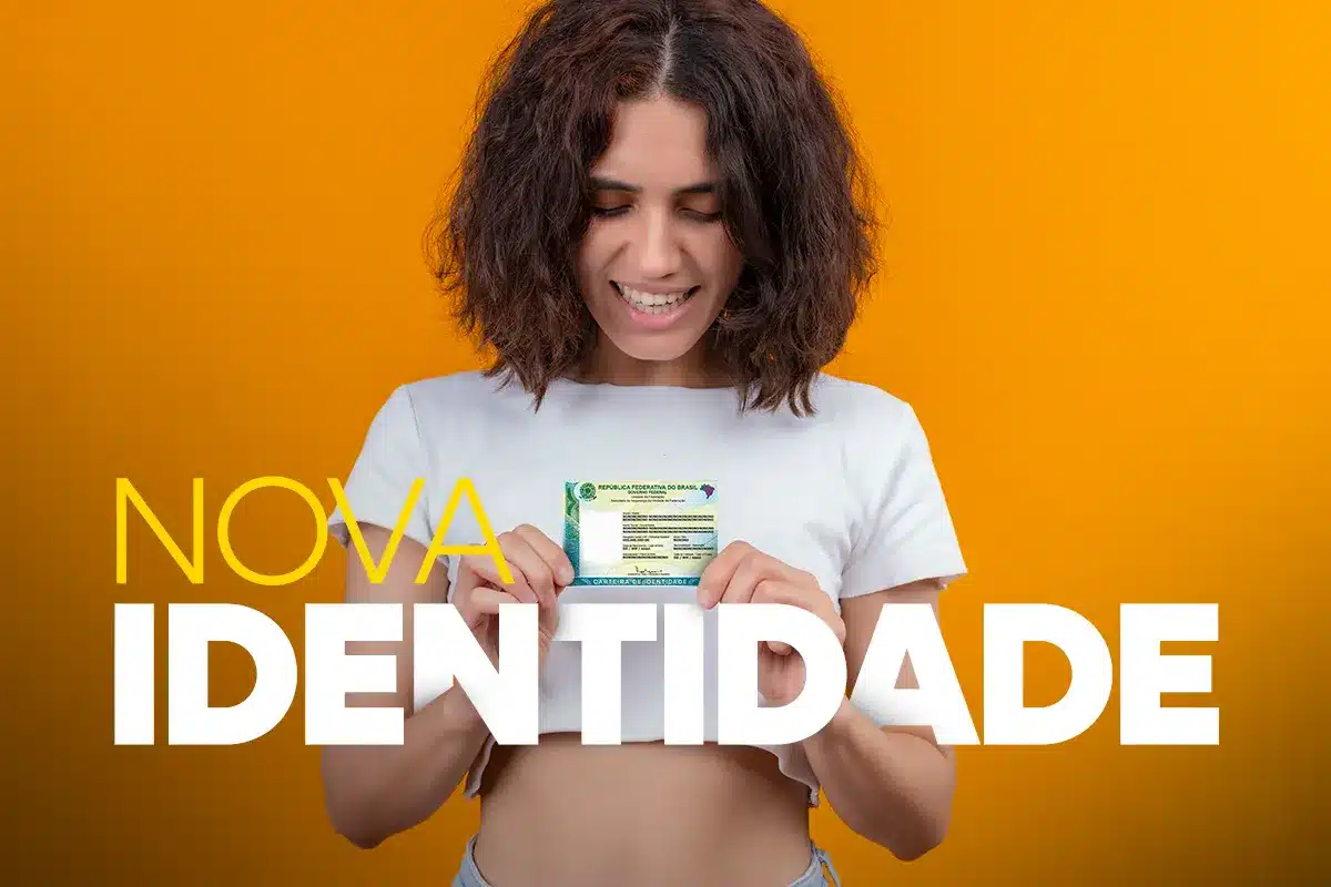 Nova Carteira de Identidade Nacional Mulher segurando a Nova Carteira de Identidade Nacional (CIN), documento que substitui o antigo RG e utiliza o CPF como identificação única.