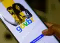 Aplicativo GOV.BR exibido em smartphone para representar a emissão de documentos digitais sem sair de casa.