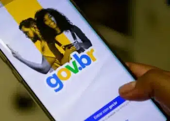 Aplicativo GOV.BR exibido em smartphone para representar a emissão de documentos digitais sem sair de casa.