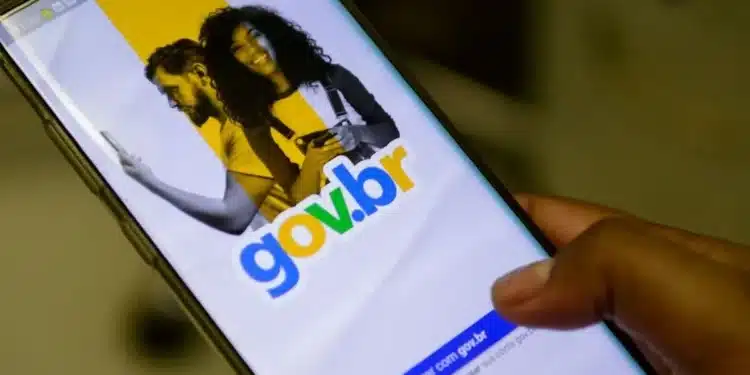 Aplicativo GOV.BR exibido em smartphone para representar a emissão de documentos digitais sem sair de casa.