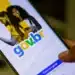 Aplicativo GOV.BR exibido em smartphone para representar a emissão de documentos digitais sem sair de casa.