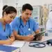 Estudantes participam de aula prática do curso técnico em Enfermagem, representando a formação na área oferecida pela Fundec, cujas inscrições terminam nesta quinta-feira, 23 de julho.