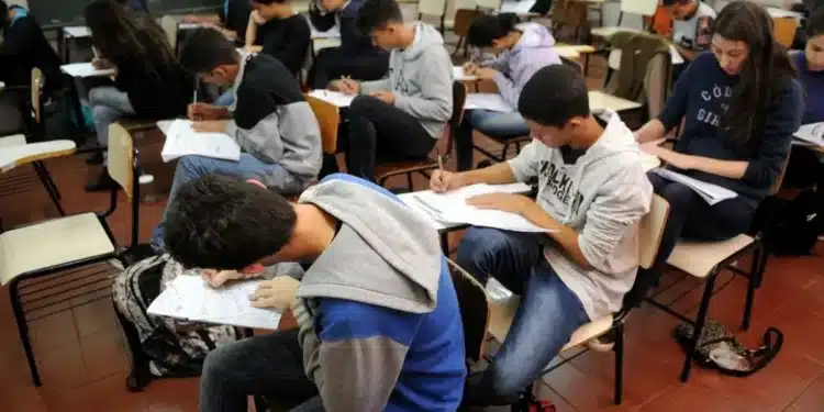Estudantes fazendo prova em sala de aula, representando as provas do Enem 2026.