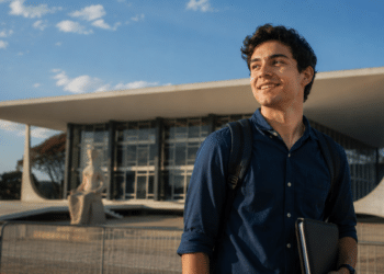Estudante com mochila e notebook em frente ao prédio do Supremo Tribunal Federal, em Brasília
