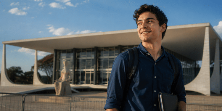 Estudante com mochila e notebook em frente ao prédio do Supremo Tribunal Federal, em Brasília