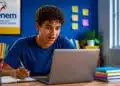 Jovem estudante utiliza notebook e faz anotações, representando os exercícios e simulados gratuitos oferecidos pelo MEC Enem.