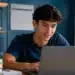 Jovem estudante utilizando notebook em ambiente de estudos, representando a inscrição no Fies 2026 do segundo semestre.