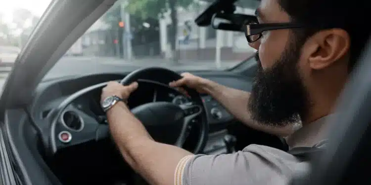 Motorista ao volante de veículo, representando a parceria entre CAIXA e 99 para financiamento com possibilidade de cashback.