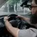 Motorista ao volante de veículo, representando a parceria entre CAIXA e 99 para financiamento com possibilidade de cashback.