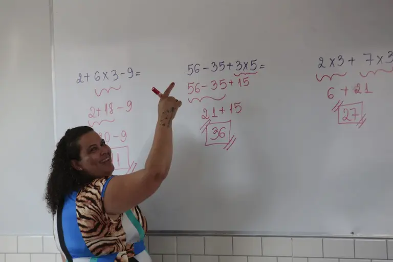 Formação Continuada fortalece práticas pedagógicas nas escolas Professora realizando atividade de matemática com alunos durante prática pedagógica em sala de aula.